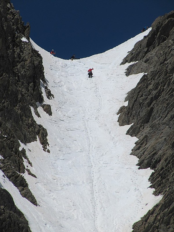 Couloir Est : Le couloir à perdu de sa largeur et la neige a bien été travaillée .