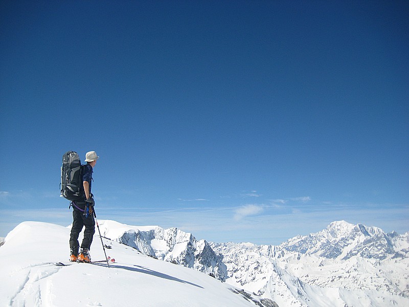 08/05 : Regard en arriere sur le massif du Mont Blanc, deja bien loin...