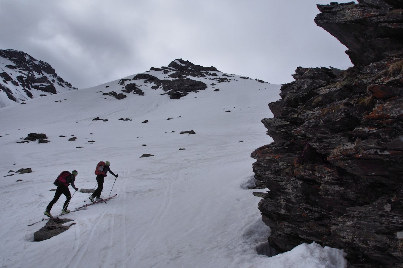 Vers 2400 m : Jean-Louis et Franck en direction du col, sous un ciel bien sombre.