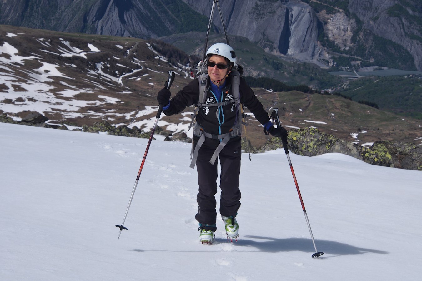 Face Ouest : Florence skis sur le sac.