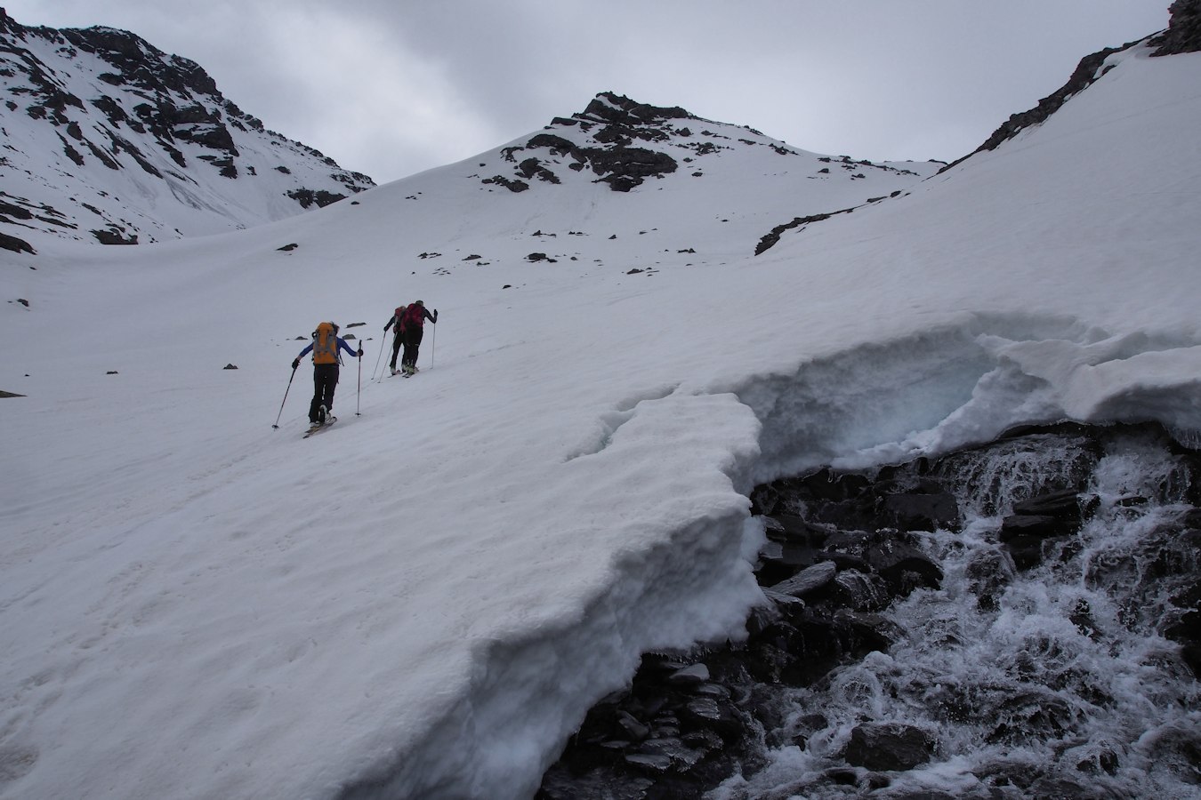 Prudence : Le manteau neigeux s'effondre au dessus des torrents.