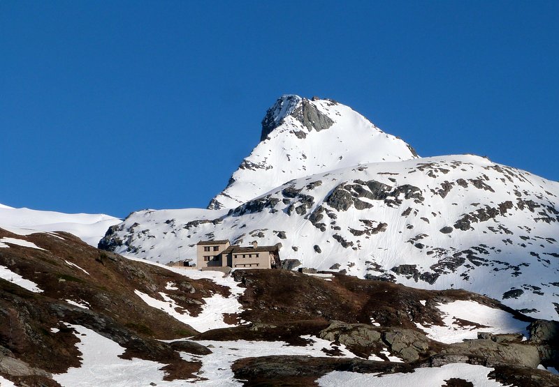 Montée au refuge : Qui pourrait me confirmer le nom du sommet que l'on voit derrière le refuge?