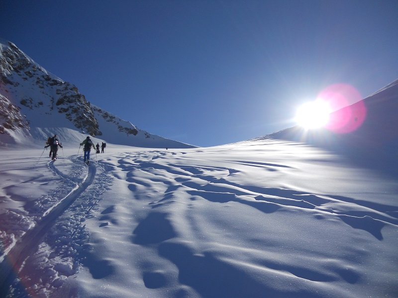 #1 Alphubeljoch : On approche du col....les pentes sont gavées de poudre....on n Alphubeljoch : On approche du col....les pentes sont gavées de poudre....on n'ose pas dire "vivement la descente!"