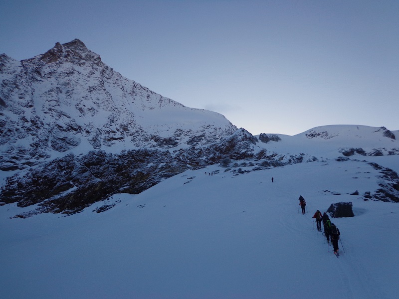 #4 rythme matinal : Aux premières lueurs du jour...premier tiers passé...il reste 1000m de dénivelé.....vivement le soleil, on gèle! rythme matinal : Aux premières lueurs du jour...premier tiers passé...il reste 1000m de dénivelé.....vivement le soleil, on gèle!