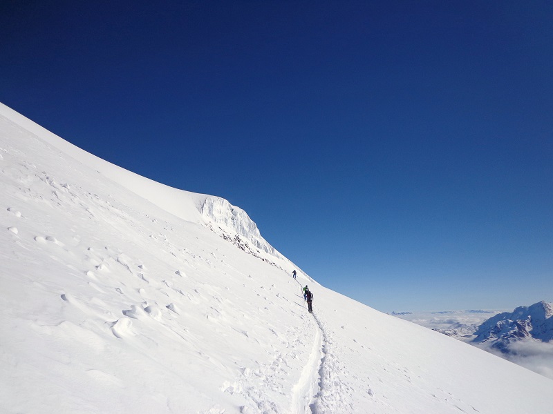 #6 Premiers séracs : A gauche, va falloir zigzaguer entre les séracs. Il n Premiers séracs : A gauche, va falloir zigzaguer entre les séracs. Il n'est que 9h30 mais ça chauffe!