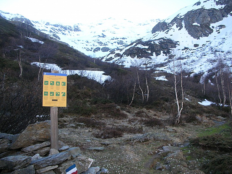 Valon du Génépy : Montée par le chemin d' été, on devine la limite de chaussage vers 2300