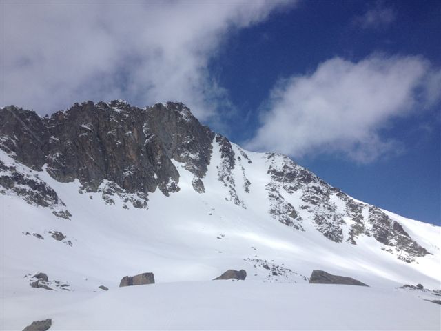 couloir SE du pic de pedrons. : couloir SE du pic de pedrons. a la droite.