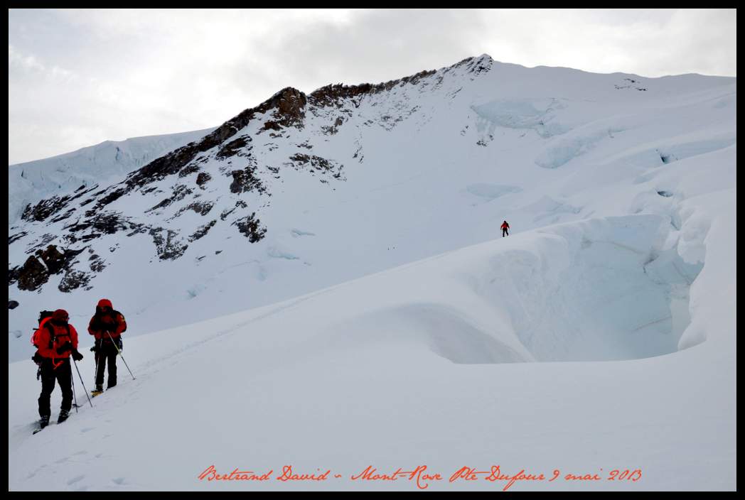 DSC_6774_MtRose_GrosseCrevasse : Belle crevasse très profonde et très large (Philippe au fond donne bien l'échelle !)