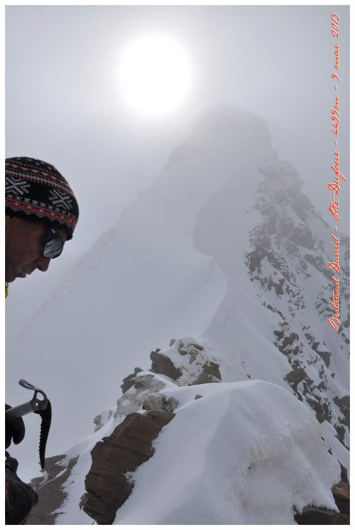 DSC_6780_MtRose_4499m : "notre" sommet, l'arrête à 4499m, on distingue le chemin restant que le guide sur l'image était prêt à ouvrir ! J'y serai bien allé aussi...