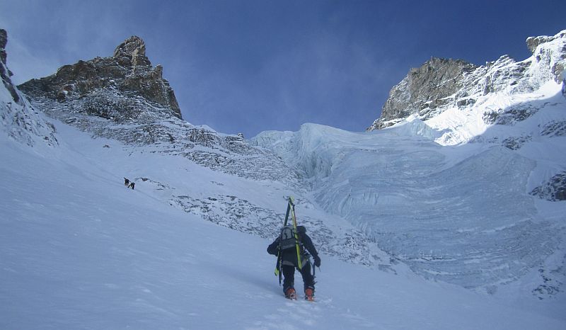 Col Est : Montée sous les séracs