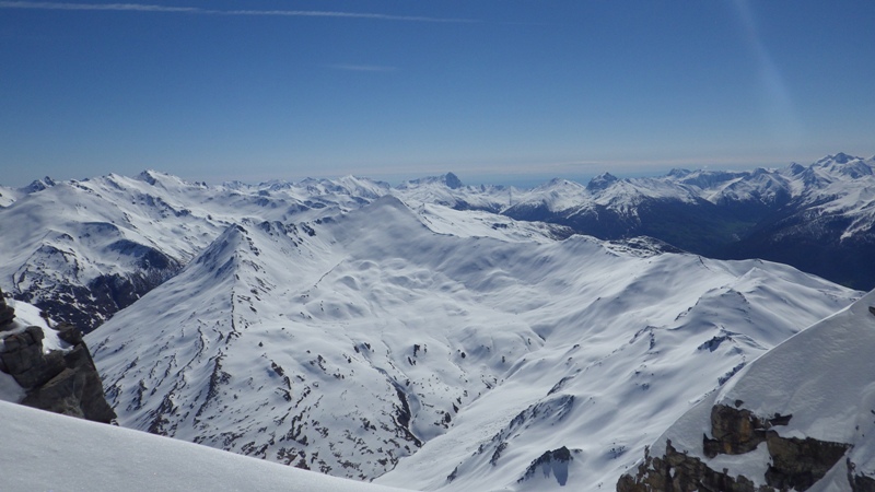 vue du côté du Pic Lombard, du petit Roche Brune;  encore bien enneigé dans ce secteur!