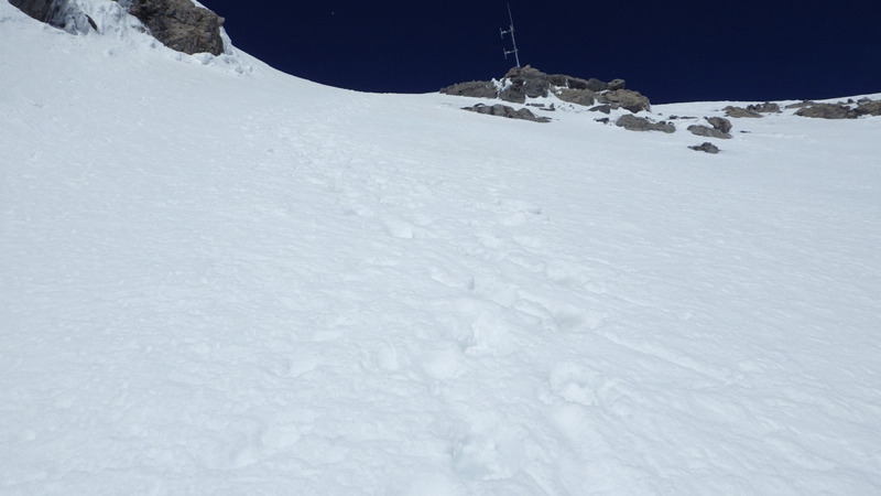 Sortie du couloir sous le relai du secours en montagne.