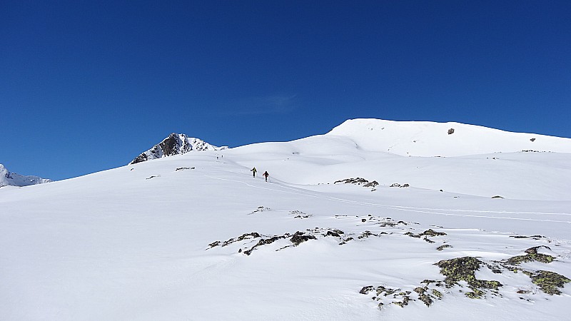 Epaule avant le sommet : Sommet bien blanc et bien tracé