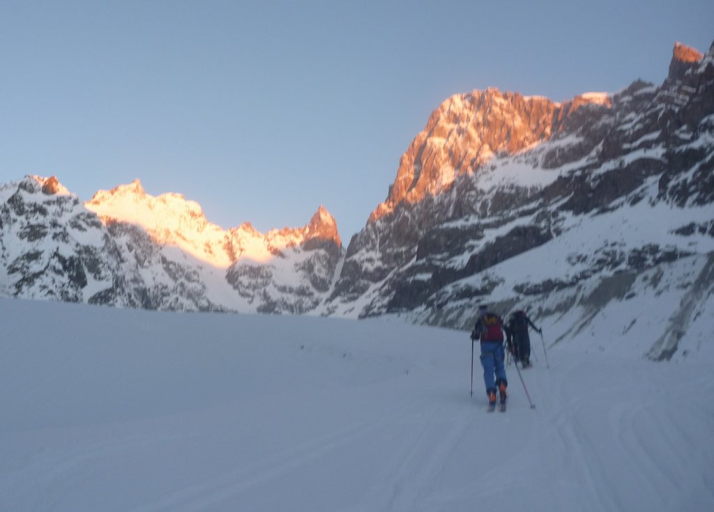 Col Est du Pelvoux : 6:15, le soleil commence son oeuvre sur les faces Est