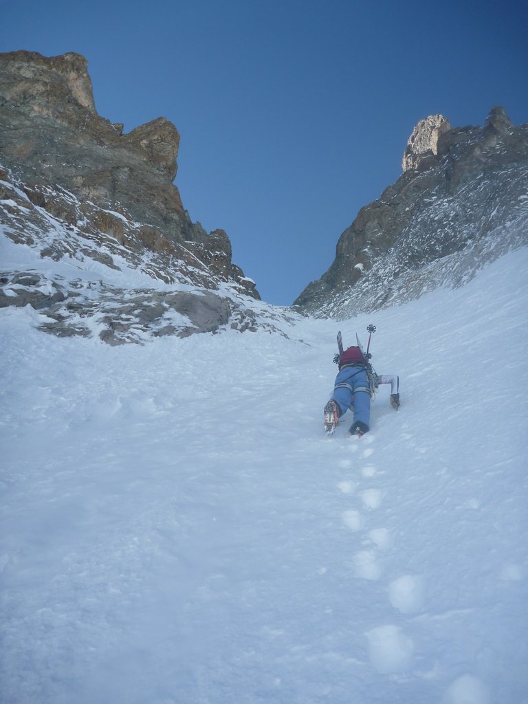 Col Est du Pelvoux : Couloir final, neige correcte dans le bas, la meilleure de la descente en fait