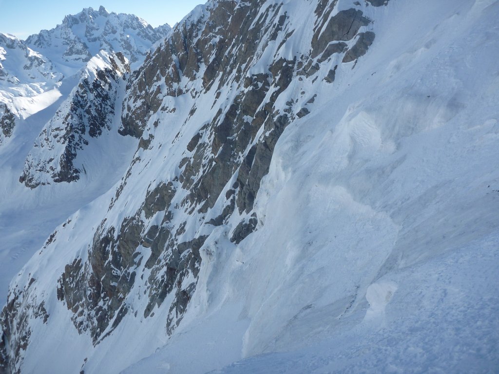 Col Est du Pelvoux : Au final on ne passera pas par le centre comme le groupe de mardi, neige dure, glace, pas commode - et le crocher a droite passe bien!