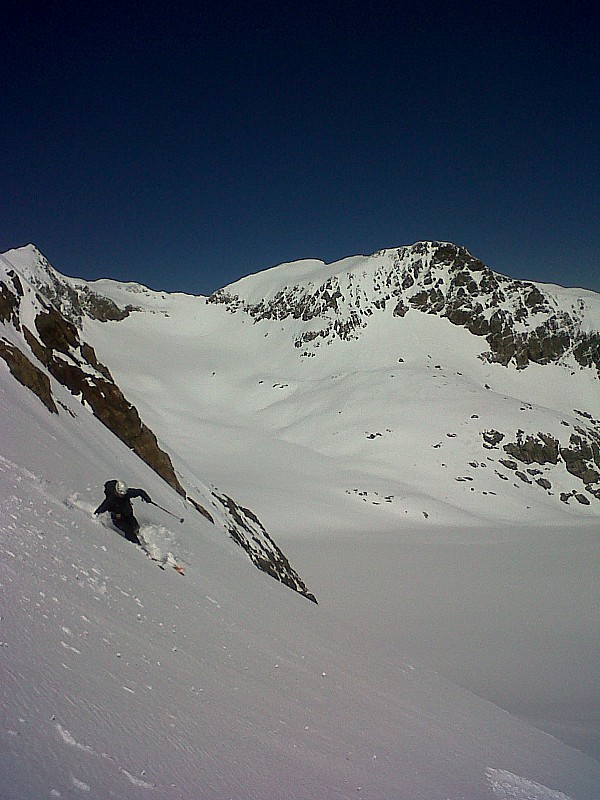 Ski de printemps : Ski de printemps. On en profite dans la descente du Col du Grand Sauvage avant d'aller retrouver la "platitude" du glacier en contrebas.