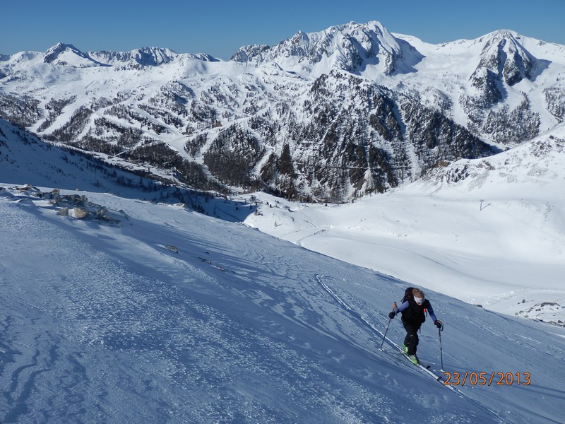 En cours d'ascension : Valérie avec en fond la station d'Isola 2000 presque enneigée comme en pleine saison