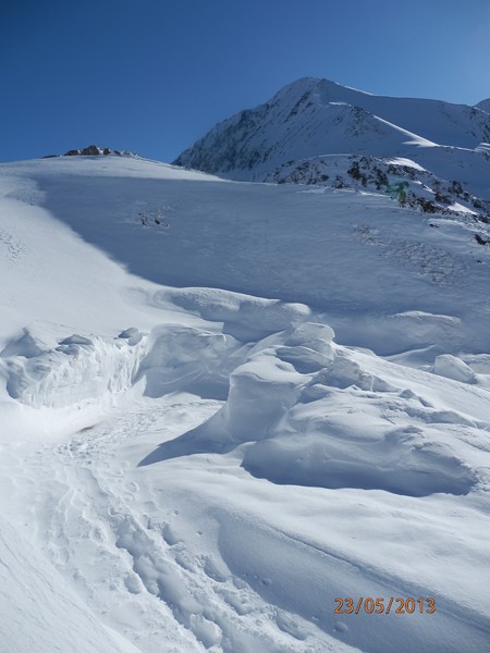Au départ : La route qui a été déneigée mais avec les dernières chutes, il faudra y revenir! On voit l'itinéraire emprunté en longeant la ligne de crête pour gagner la Cime de la Lombarde
