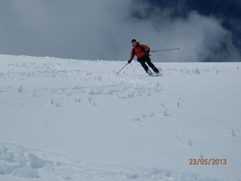 Troisième descente : Valérie en cours de descente : neige mouillée mais régulière et bien skiable