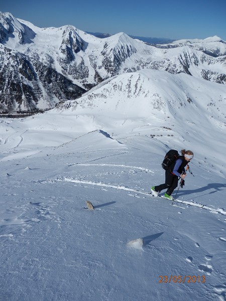 En cours d'ascension : On reste au plus près de la ligne de crête afin d'éviter les pentes plus chargées