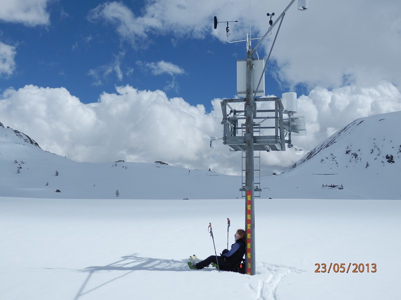 Retour : Pause contemplative à la nivôse de la Lombarde (2300m) indiquant une hauteur de neige de 1m40