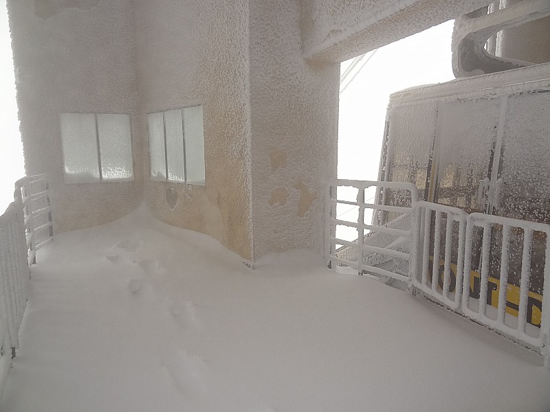 Téléphérique : 1800m : pour donner une idée du climat de ce 26 mai et de la neige fine et légère