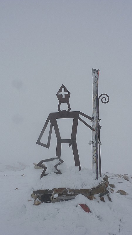 Sommet : Le bonhomme a trouvé des skis??