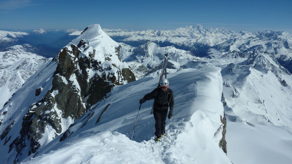 Aiguille de Peclet : Manu arrive au sommet sur fond de Mont Blanc