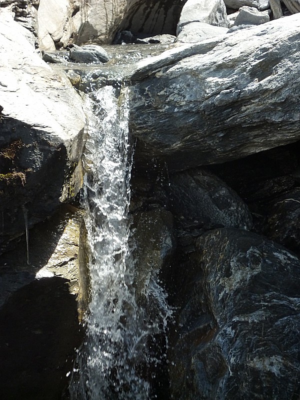Chemin forestier : Très impressionnante cascade de Charbouillon