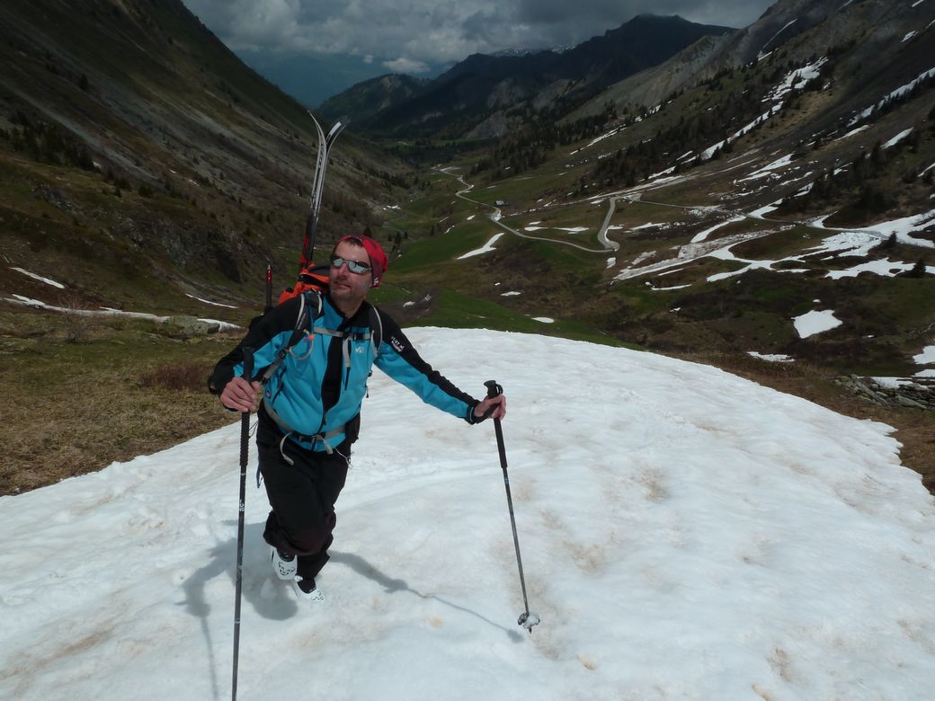 Tour aux aig. de l'Argentière : Traversée vers la route après le déchaussage, contrastes du ski de printemps.