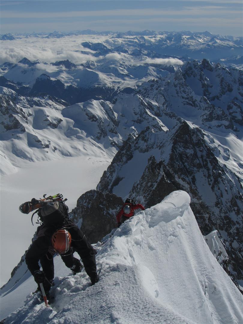 sur l'arête finale : on va laisser la place sur le petit replat sommital...