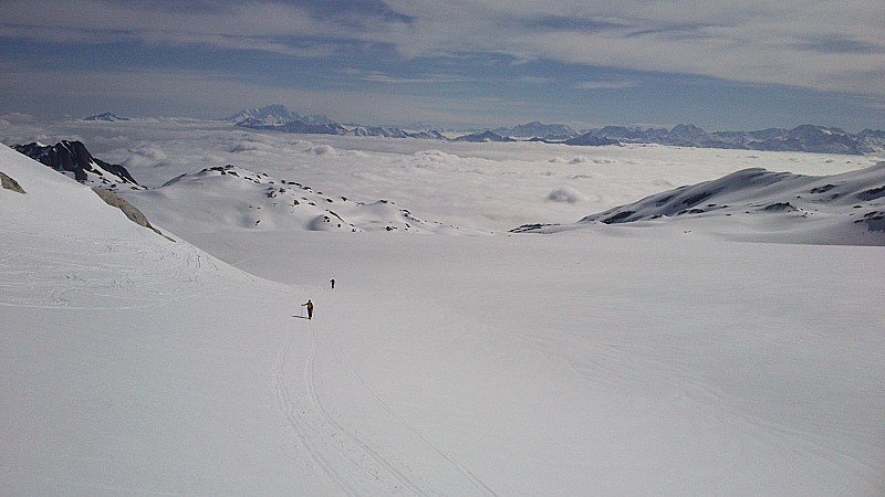 étendard : début de montée sur le glacier, sur fond de mer de nuage, que du beau !
