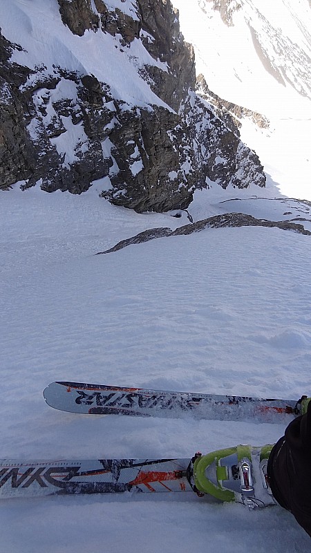 Chauvet : Milieu de couloir, ski de compét' à ne pas privilégier en pente raide/neige dure ...