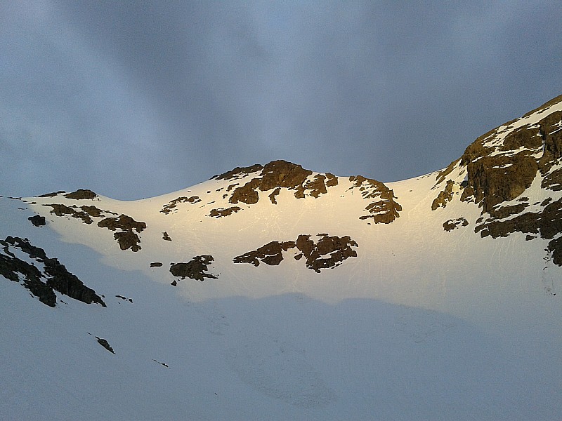 Petit Van : On ne voit pas sur la photo du téléphone mais je ne suis pas seul, un chamois se dore au soleil au sommet....