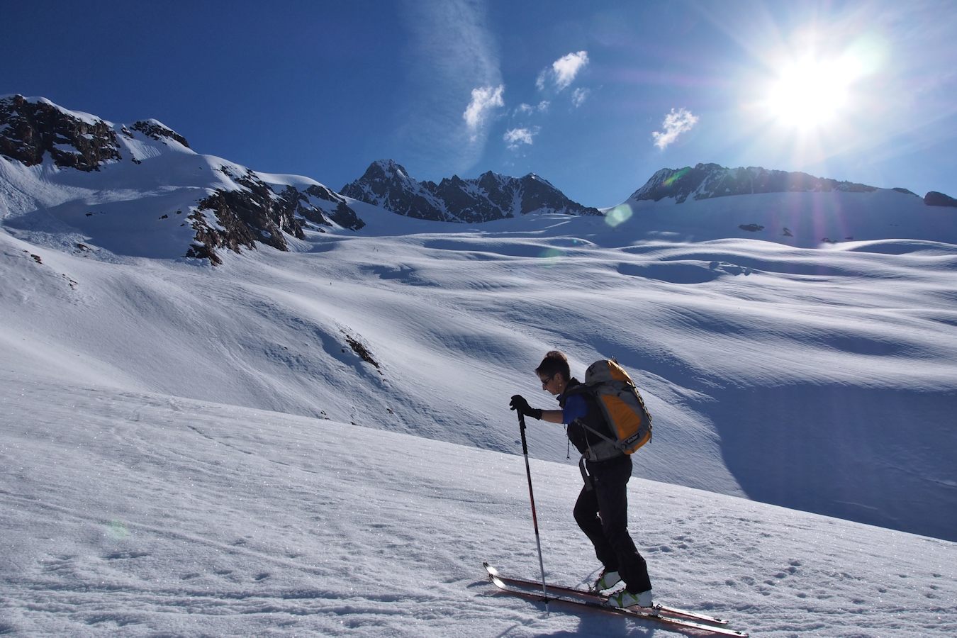 Accès au glacier : Contournement par la gauche de la cuvette laissée par le retrait du glacier.