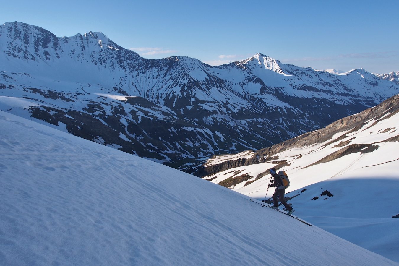 Pentes avant Combe Noire : Neige dure, mais cela passe sans les couteaux.