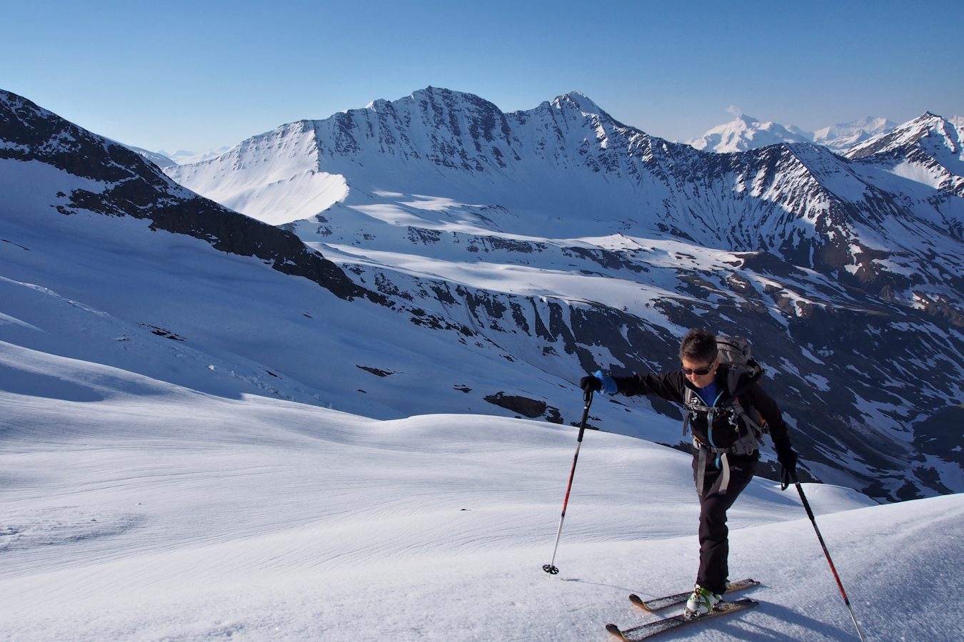 Haut de la moraine : Le soleil nous gratifie désormais de ces rayons.