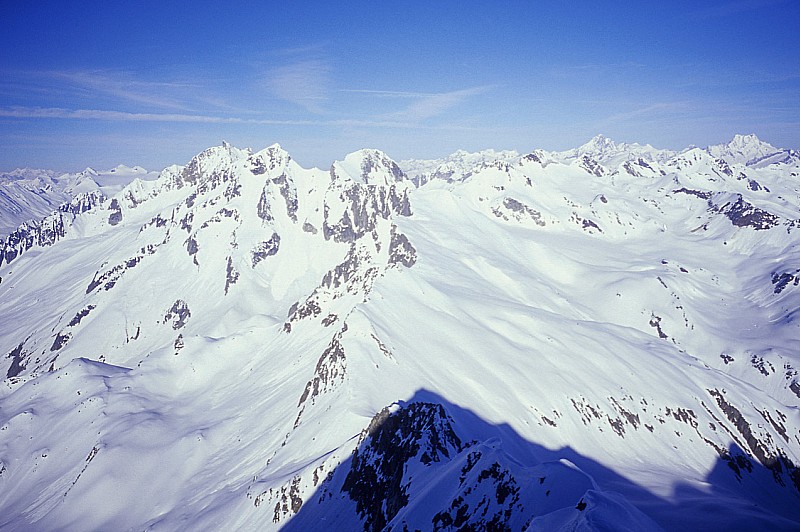 Lucendro : L'ombre du Lucendro en direction des géants de l'Oberland