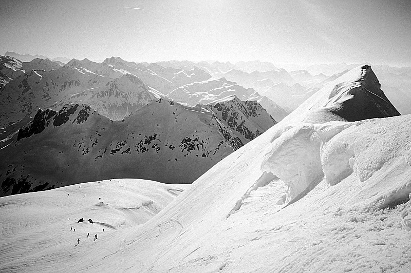 Lucendro : Regard vers l'Est et la cohorte de skieurs en provenance du Gothard