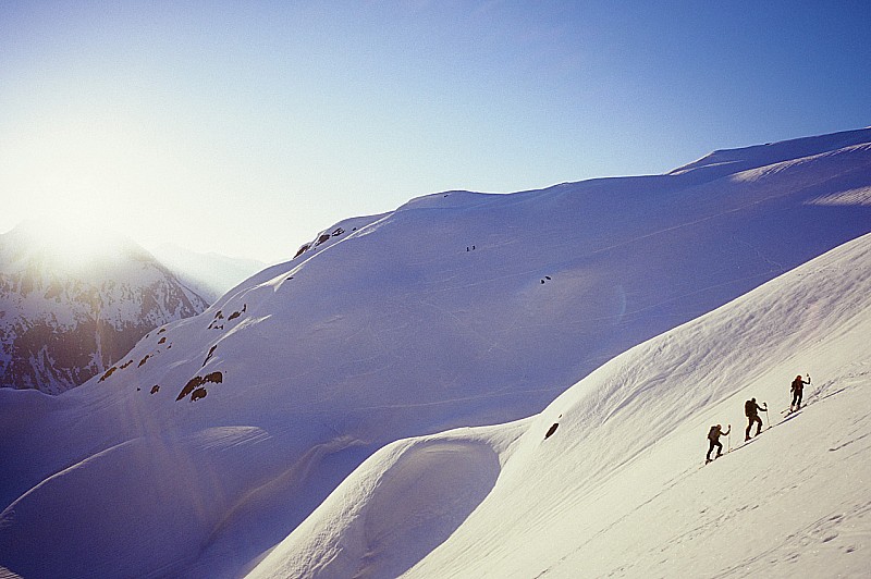 Fibbia : Lever de soleil pendant que 2 skieurs montent vers la Fibbia à l'arrière-plan.
