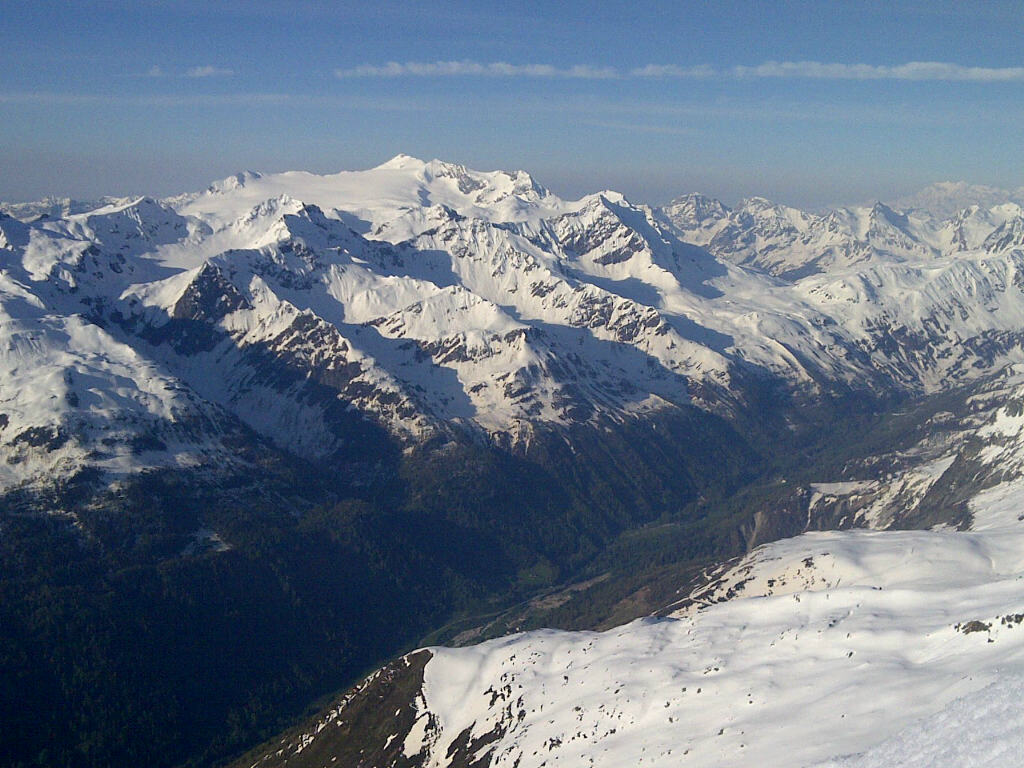 Blinnenhorn : le Blinnenhorn depuis le sommet : il passe encore tout à skis