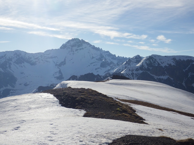 vue sur le roche Brune, l'enneigement y est encore correct.