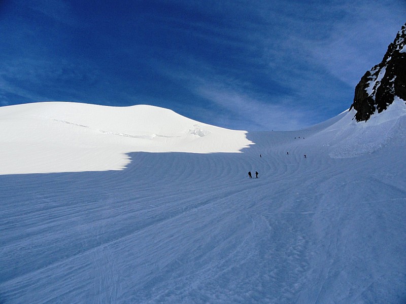Aiguille des Glaciers : Sous le dôme de neige, ombre et lumière