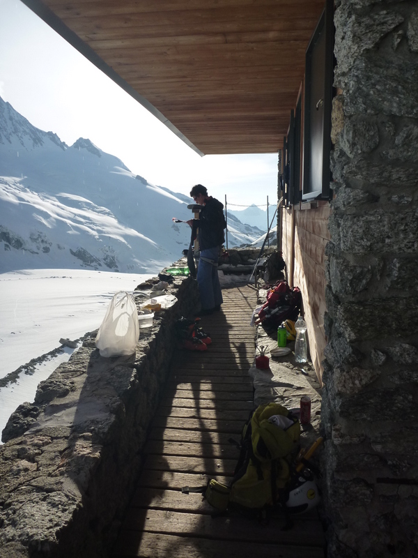 Chardonnet : Bon petit repas en plein air en devisant sur l'objectif du lendemain, et dodo a 20h00!