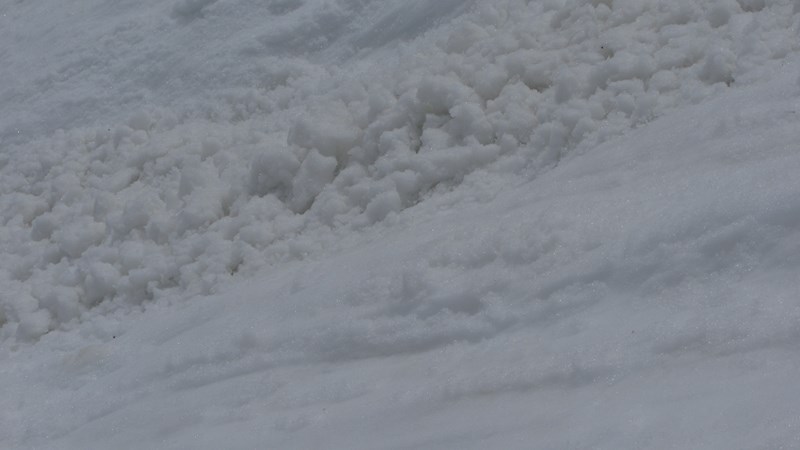 coulé d'avalanche : Voici ce que je déclenchait sous mes skis.
Ce n'est pas visible, mais les blocs sont en mouvement