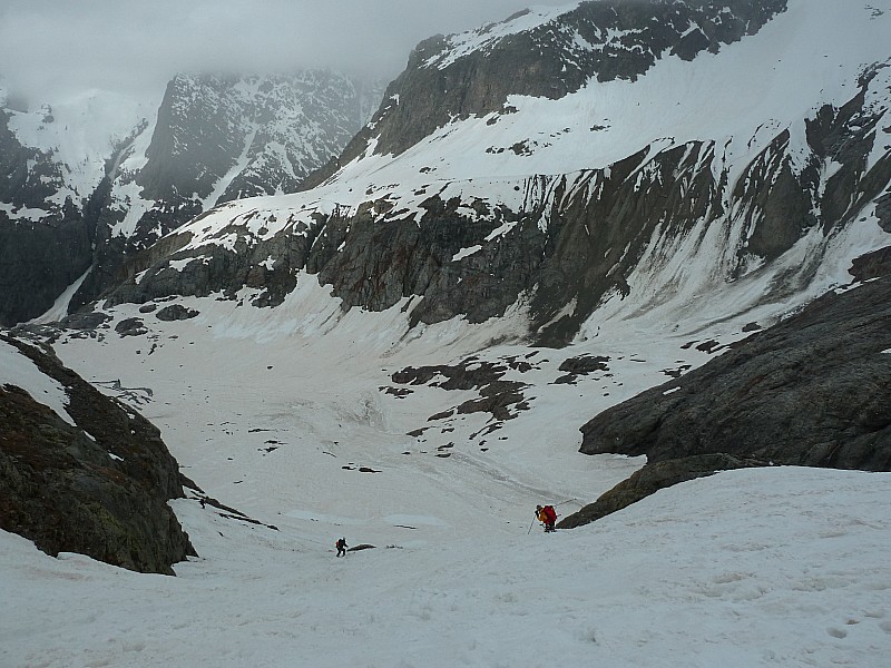 Sous le refuge : conditions, quelques cailloux pas loin