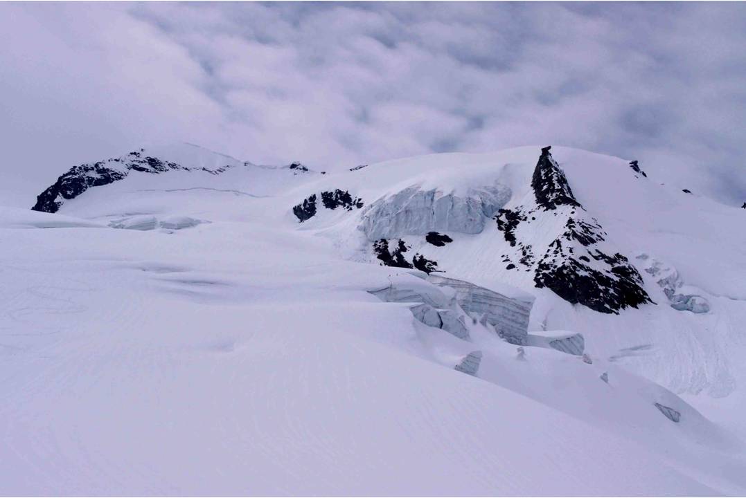 Descente voie normale : Les grands glaciers supérieurs de la Sache... pour faire retour en vallée.