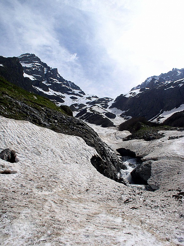 c'est la fin : Fin de la descente 1810m le torrent a ouvert les ponts de neige