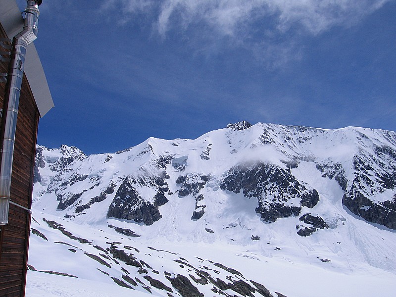 Beau panorama depuis le refuge : Une bière à la main on peut envisager sereinement la suite du programme!!!